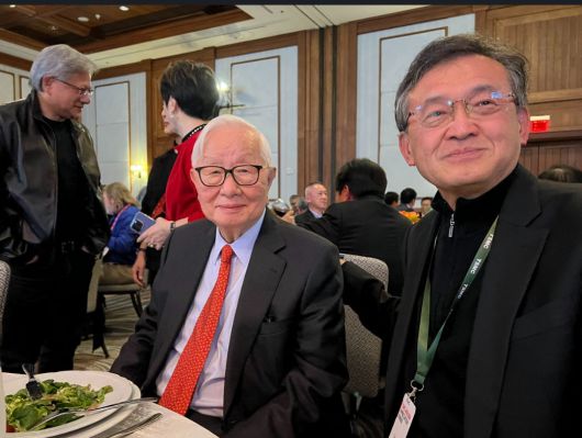 대만 TSMC의 모리스차 회장과 립부 탄 인텔 최고경영자(CEO) 모습. 왼쪽 뒷편에 젠슨황 엔비디아 CEO가 보인다. [립부 탄 링크드인 페이지 캡처]