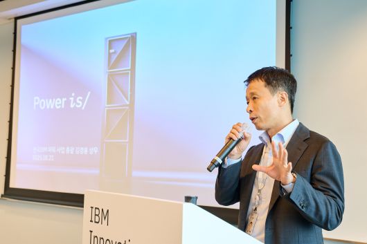 21일 김경홍 한국IBM 파워 사업 총괄 상무가 서울 여의도 국제금융센터 6층 사무실에서 열린 기자간담회에서 발표를 진행하는 모습 [IBM 제공]