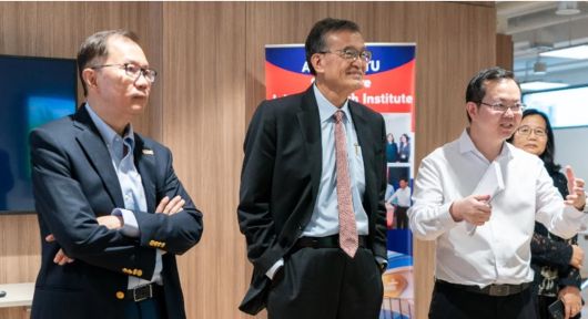 2024년 6월 립부 탄 인텔 최고경영자(CEO)가 난양기술대학교 기업 연구실을 방문한 모습. [난양기술대학교 뉴스 캡처]