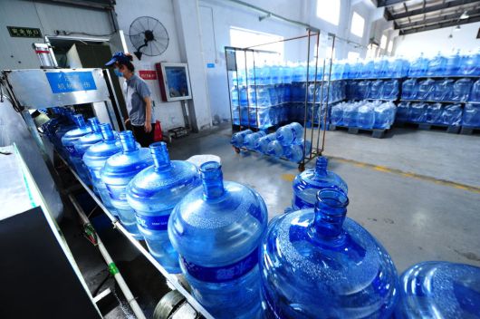 중국 장쑤성 타이창에 있는 한 공장에서 생수통을 생산하고 있다. [게티이미지]