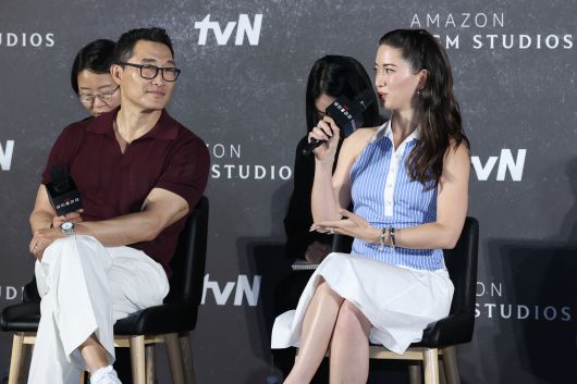 21일 서울 CGV용산아이파크몰에서 열린 영화 ‘버터플라이’ 기자간담회에서 (왼쪽부터) 대니얼 대 킴과 레이나 하디스티가 인사를 전하고 있다. [연합]