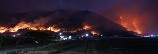 경상남도 산청군 시천면에서 시작된 산불이 하동군 옥종면 두양리 경계지점까지 번져 불타고 있다.[경남도민일보 제공]