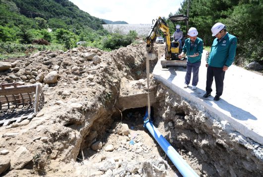 극심한 가뭄으로 20일 오전 9시부터 계량기 50%를 잠금 하는 제한급수에 들어간 강원 강릉시가 남대천에서 용수 확보 작업을 하고 있다.[연합]