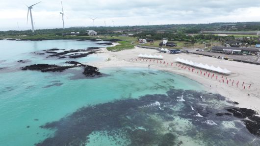 제주도 내 일부 해수욕장이 조기 개장한 지난달 24일 오전 제주시 구좌읍 김녕해수욕장이 한산한 모습이다.[연합]