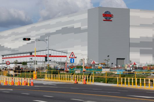 지난 6월 7일(현지시간) 대만 가오슝에 위치한 반도체 제조 공장에 TSMC 로고가 표시돼 있다. [로이터]