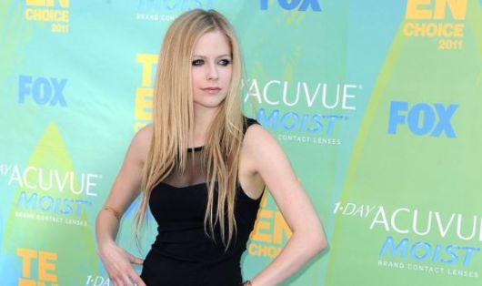 에이브릴 라빈이 가수로서 성공했다는 건 명백한 사실이다. 수천만장의 음반 판매고, 차트 기록, 그래미 노미네이트, 그리고 끊임없는 소비, 소비, 소비. 분명 그는 시장이 요구하는 모든 성공 요건을 충족시킨 뮤지션이었고, 특정 시대의 감성과 문화산업구조가 예측한 대로, ‘에이브릴 라빈’이라는 기획되고 포지셔닝된 결과물은 거의 완벽하게 대중에게 전달됐다. 정제된 반항, 포장된 펑크, 모든 자극은 대중이 쉽게 소화할 수 있는 형태로 가공되었다. [게티이미지/Photo by Steve Granitz]