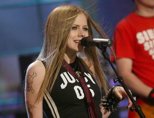 에이브릴 라빈의 음악은 밝은 분위기의 곡부터 어두운 감성의 곡까지, 대체로 단순하고 명확하다. 중간 템포의 4코드 진행, 반복되는 훅(hook), 심플한 가사, 단선적인 감정 구조까지. 대표곡을 포함한 그의 곡을 이해하고 공감하는 데는 별다른 해석과 인내, 혹은 사유가 필요하지 않으며, 그럼에도 불구하고 멜로디는 캐치하고 후렴은 시원하게 귀에 꽂힌다. [게티이미지/Photo by Kevin Winter]