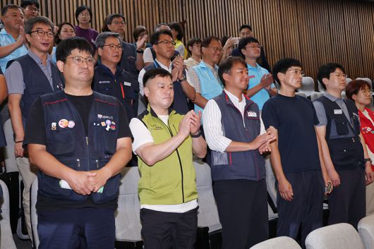 24일 국회 본회의에서 ‘노동조합 및 노동관계조정법 일부개정법률안(노란봉투법)’이 통과되자 민주노총 양경수 위원장과 조합원, 진보당 당원들이 기뻐하고 있다. [연합]