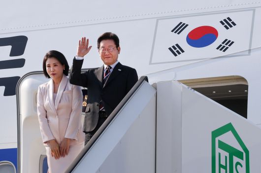 한일 정상회담을 마친 이재명 대통령과 부인 김혜경 여사가 24일 일본 도쿄 하네다공항에서 도널드 트럼프 미국 대통령과의 한미 정상회담을 위해 워싱턴DC로 향하며 공군1호기에 올라 인사하고 있다. [연합]