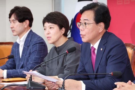 국민의힘 송언석 비상대책위원장 겸 원내대표가 24일 서울 여의도 국회에서 기자간담회를 열어 ‘노동조합 및 노동관계조정법 일부개정법률안(노란봉투법)’ 본회의 처리 등과 관련해 발언하고 있다. [연합]