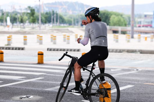 서울 서초구 잠수교에서 한 시민이 자전거를 타다 멈춰서서 땀을 닦고 있다. [연합]