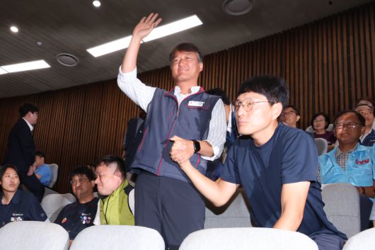 24일 국회 본회의에서 ‘노동조합 및 노동관계조정법 일부개정법률안(노란봉투법)’이 통과되자 민주노총 양경수 위원장과 유최안 거제통영고성 조선하청지회 조합원(오른쪽)이 기뻐하고 있다. [연합]