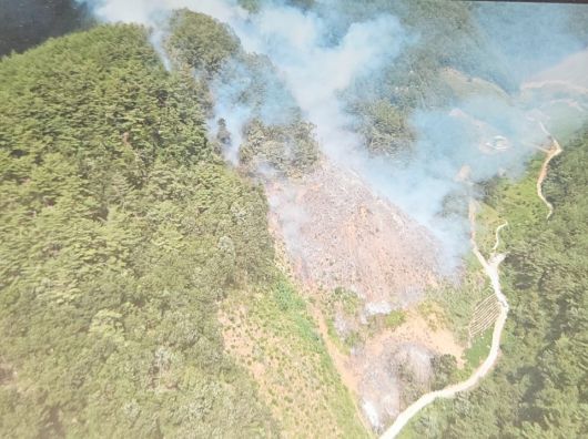 25일 오전 11시 54분께 강원 삼척시 가곡면 오목리 한 야산에서 불이 나 소방·산림 당국, 지자체 등이 진화 작업 중이다. 마을 주민이 말벌 집 제거를 위해 불을 냈다가 인근 야산에 번진 것으로 알려졌다. [산림청 제공]