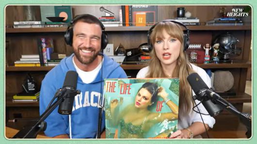 지난 13일(현지시간) 테일러 스위프트가 그녀의 남자친구 트래비스 켈시가 진행하는 팟캐스트 ‘뉴하이츠’에 출연해 앨범을 발표하고 있다.