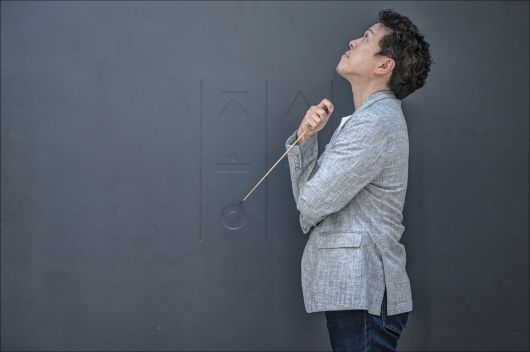 ‘춤추는 지휘자’로 불리는 백윤학은 과학고, 서울대 공대를 나와 뒤늦게 음악을 시작해, 미국 명문 커티스 음악원과 템플대에서 지휘와 오페라 코칭을 전공했다. [세종문화회관 제공]