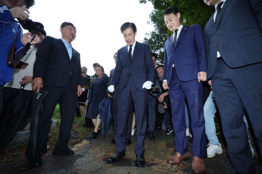 조국혁신당 조국 혁신정책연구원장이 26일 광주 북구 운정동 민족민주열사묘역을 찾아 전두환 비석을 밟고 있다. [연합]