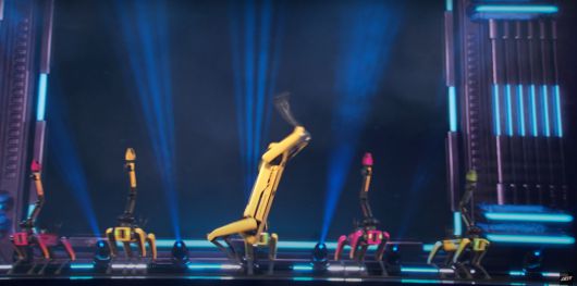 26일(현지시간) 미국 TV쇼 ‘아메리카 갓 탤런트’ 생방송 무대에서 보스턴다이나믹스 스팟이 안무를 선보이고 있다. [유튜브 갈무리]