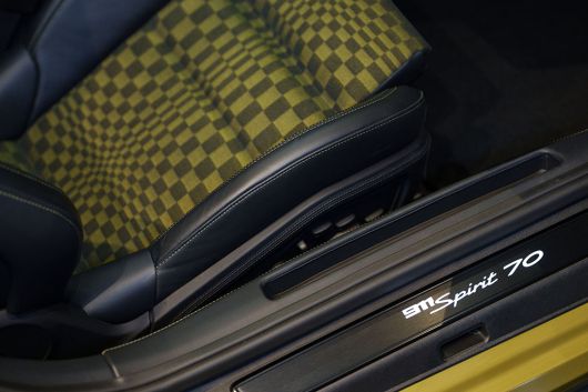 신형 911 스피릿 70 인테리어의 아이코닉한 파샤 패턴 [포르쉐코리아 제공]