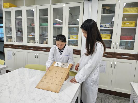 임주연 학생이 개발한 신개념 휴지갑을 시연하고 있다.[과기정통부 제공]