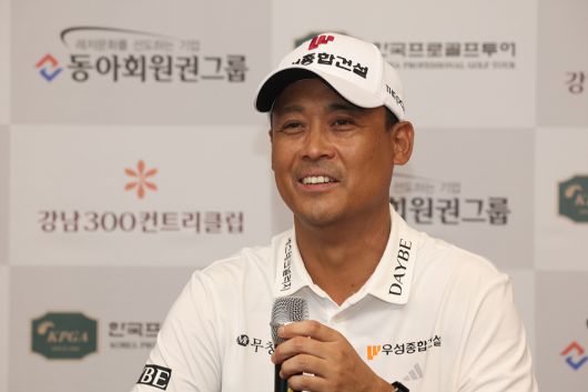 단독선두 김재호가 기자회견에서 밝은 얼굴로 질문에 답하고 있다.   [KPGA 제공]