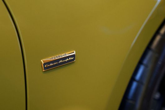 신형 911 스피릿 70의 포르쉐 익스클루시브 매뉴팩처 배지 [포르쉐코리아 제공]