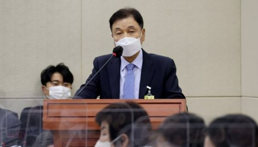 김동연 일양약품 대표가 국정감사에 출석해 사과하고 있다[연합]