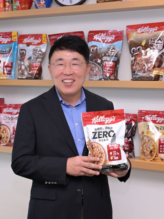 정인호 농심켈로그 대표이사가 최근 헤럴드경제와 만나 최근 선보인 시리얼 신제품 ‘프로틴 그래놀라 제로슈거’를 들어 보이고 있다. [농심켈로그 제공]