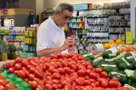 지난 12일(현지시간) 미국 캘리포니아주 로스앤젤레스의 한 매장에서 한 사람이 식료품을 쇼핑하고 있다. [EPA]