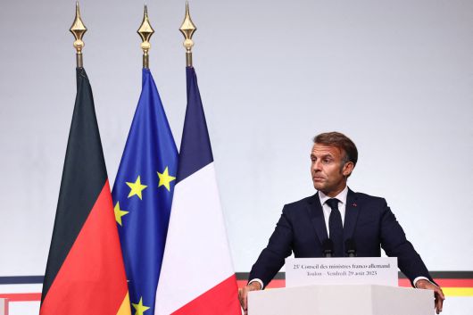 에마뉘엘 마크롱 프랑스 대통령이 29일(현지시간) 푸랑스 툴롱에서 독일 총리와 공동 기자회견을 하고 있다. [AFP]