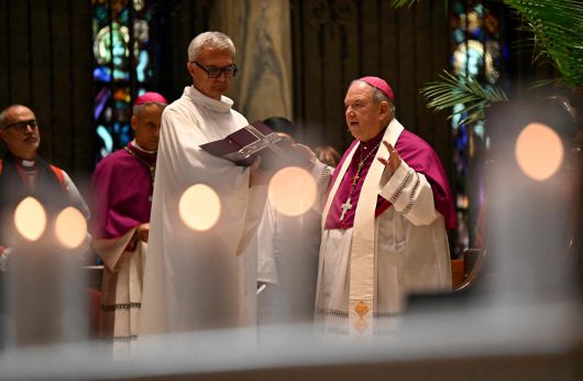 28일(현지시간) 버나드 헵다 대주교(오른쪽)가 27일 아침 ‘수태고지 가톨릭 학교(Annunciation Catholic School)’에서 발생한 총기 난사 사건 이후, 미니애폴리스의 세인트 메리 대성당에서 열린 종교 간 기도회에서 발언하고 있다. [AFP]