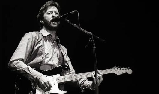 에릭 클랩튼의 노래는 감정을 밀어붙이는 대신, ‘숨’과 ‘쉼’을 제자리에 놓는 일에서 시작된다. 고음을 세우지 않고, 떨림으로 호소하지도 않은 채, 한 음이 지나가면 다음 음이 서둘지 않고 들어오며 그 틈에는 여백과도 같은 공기가 깔린다. 이 공기 속에서 듣는 이는 자신의 시간을 꺼내어 올려놓고 보게 되고, 스스로의 감정을 떠올리고, 곱씹고, 그의 감정과 닮은 모양을 찾아내는 경험을 한다. [게티이미지/Photo by Rob Verhorst]