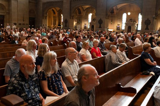 28일(현지시간) 미국 미네소타주 미니애폴리스의 세인트 메리 대성당에서 열린 ‘수태고지 가톨릭 공동체를 위한 종교 간 합동 기도회’에 참여하고 있다. [로이터]