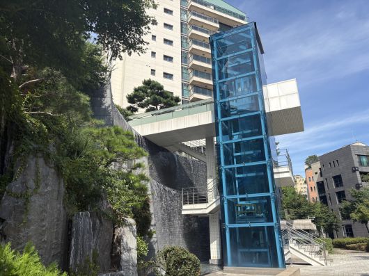 단지 내부에 있는 배리 플래니건의 ‘다이나믹한 청동토끼’ 작품