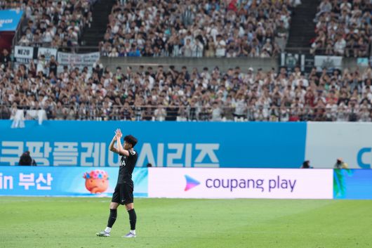 손흥민 선수가 지난달 3일 서울월드컵경기장에서 열린 2025 쿠팡플레이 시리즈 토트넘 홋스퍼-뉴캐슬 유나이티드 친선경기에서 관중에게 박수를 보내고 있다. <연합뉴스>