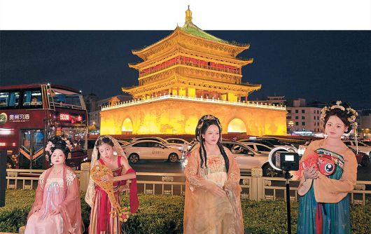 시안(西安)의 랜드마크 종루 앞. 중국 전통의상을 입은 여성들이 인증샷을 찍고 있다.