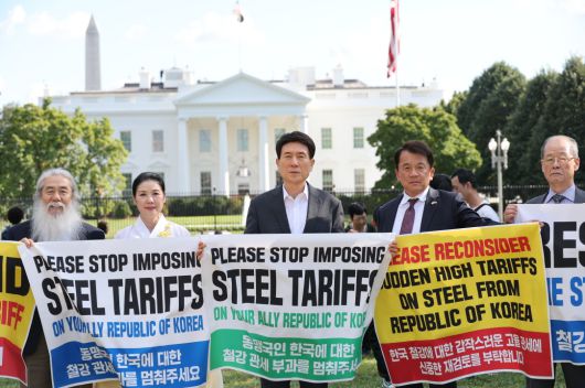 이강덕 경북 포항시장을 비롯한 포항시 대표단이 1일(현지시간) 미국 워싱턴D.C. 백악관 앞에서 철강관세 인하 촉구 캠페인을 하고 있다. [포항시제공]