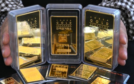 미국 도널드 트럼프 대통령의 상호관세 부과를 앞두고 안전자산 선호 현상이 높아지는 가운데 31일(현지시간) 미국 뉴욕시장에서 금 현물 가격 한 때 온스당 3160달러(약 466만 원)까지 오르며 또다시 최고치를 갱신했다. 1일 오전 서울 종로구 한국금거래소에서 직원이 골드바 제품을 선보이고 있다. 임세준 기자