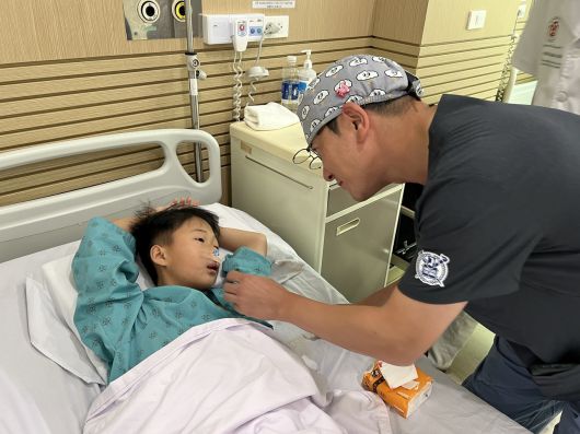 분당서울대병원 성형외과 김백규 교수가 안면기형 수술 후 경과를 살펴보고 있다<분당서울대병원 제공>