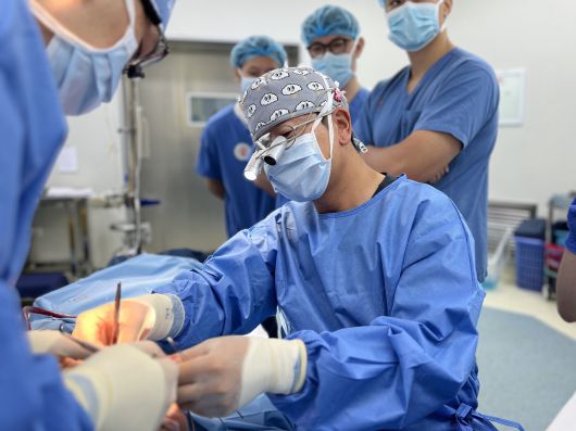 분당서울대병원 성형외과 김백규 교수가 안면기형 수술을 집도하고 있다<분당서울대병원 제공>