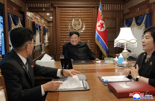 북한 관영 조선중앙통신이 공개한 사진에는 김정은 북한 국무위원장이 지난 9월 북한 평양에서 전용열차를 타고 있는 모습이 담겨 있다. [EPA]