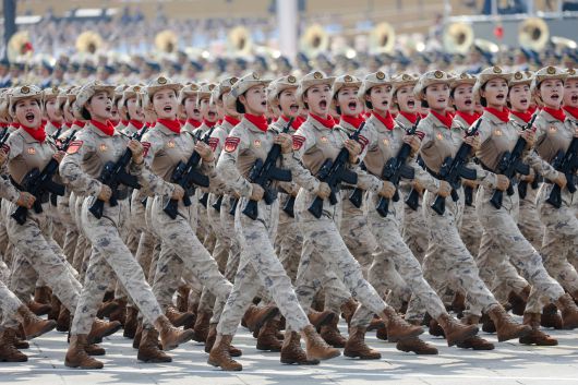 중국군이 3일 열병식에서 행진하고 있다. [EPA]