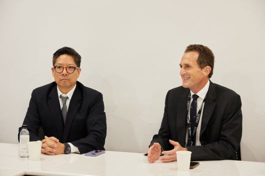 사이먼 폭스 프리즈 최고경영자(CEO)(오른쪽)와 패트릭 리 프리즈 서울 디렉터가 4일 서울 강남구 코엑스에서 기자간담회를 하고 있다. [프리즈 서울]