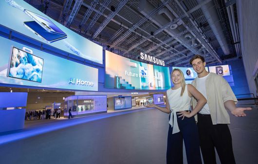 오는 5일부터 9일(현지시간) IFA 2025가 열리는 독일 베를린 메세 베를린의 시티큐브 베를린에 위치한 삼성전자 전시관 입구에서 삼성전자 모델이 전시 주제인 ‘AI 홈, 미래 일상을 현실로’를 소개하고 있다. [삼성전자 제공]