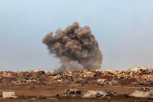팔레스타인족이 거주하는 가자 지구에서 3일(현지시간) 폭음과 함께 연기가 피어오르고 있다. [AFP]