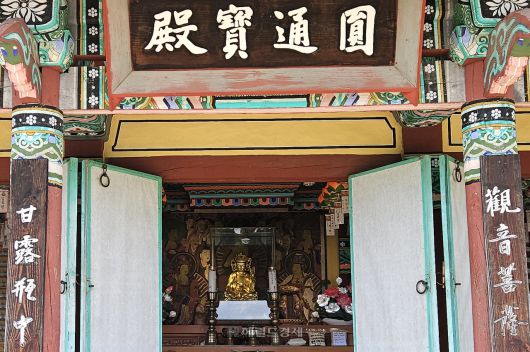 정방사 원통보전 목조관음보살좌상