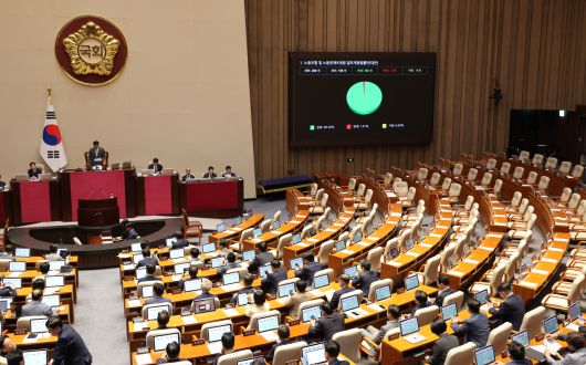 지난 8월24일 국회 본회의에서 ‘노동조합 및 노동관계조정법 일부개정법률안(노란봉투법)’이 통과되고 있다. [연합]