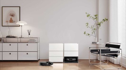 LG전자가 사용할 때만 모습을 보이는 빌트인 디자인과 본체와 스테이션 모두에 강력한 스팀 기능을 장착한 로봇청소기 신제품을 내달 5일 유럽 최대 가전 전시회 IFA 2025에서 선보인다. 프리스탠딩형 ‘오브제 스테이션’은 어느 공간에나 어울리는 테이블 디자인으로 침실, 거실 등 원하는 공간에 깔끔하게 설치해 조화로운 인테리어가 가능하다. [LG전자 제공]