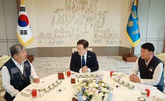이재명 대통령이 4일 서울 용산 대통령실 청사에서 열린 양대노총 위원장과의 오찬 간담회를 주재하고 있다.      왼쪽부터 김동명 한국노총 위원장, 이 대통령, 양경수 민주노총 위원장. [연합]