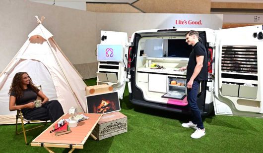 LG전자가 현지시간 5일부터 독일 베를린에서 열리는 유럽 최대 가전 전시회 ‘IFA 2025’에 참가한다. 사진은 모델이 전시관 내 AI 모빌리티 공간 솔루션 ‘슈필라움’을 전시한 ‘AI홈 솔루션 존‘에서 집을 넘어 모빌리티로 확장되는 ‘LG AI홈’을 체험 중인 모습. [LG전자 제공]