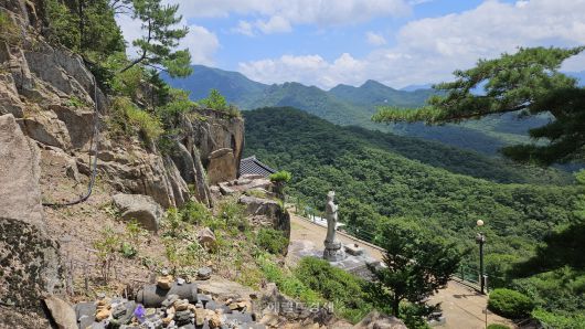정방사 산신각에서 바라본 관음상